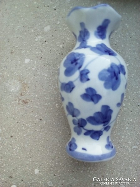 Porcelán kis váza