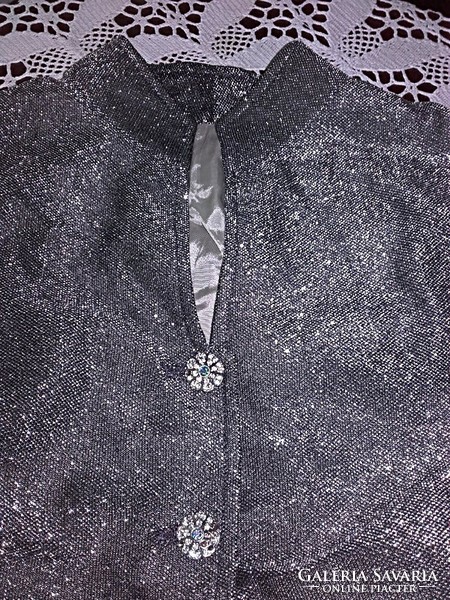 Ezüst szállal teljesen átszőtt estélyi ruha , ezüst színű kék kővel díszített gombokkal