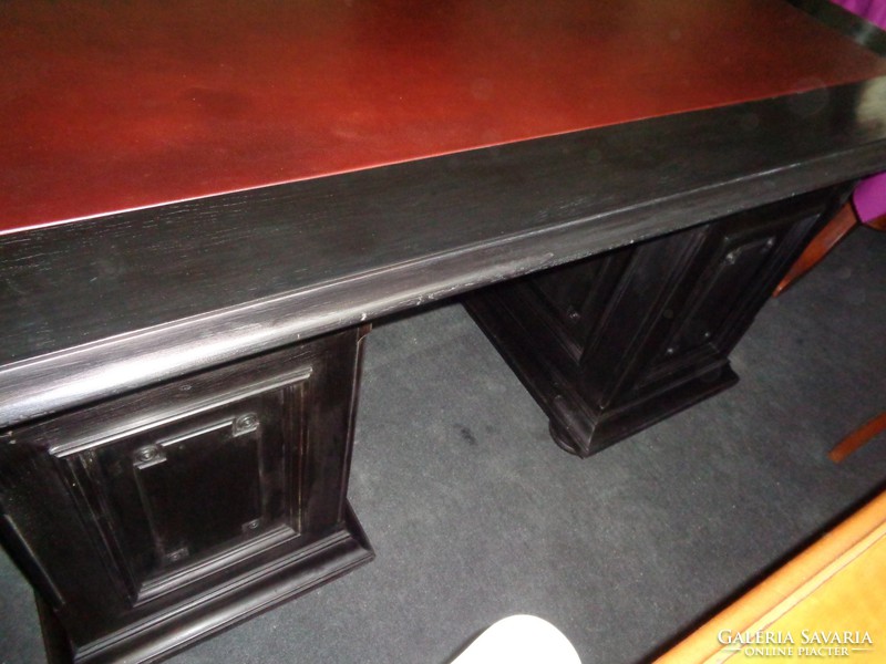 Fekete íróasztal
