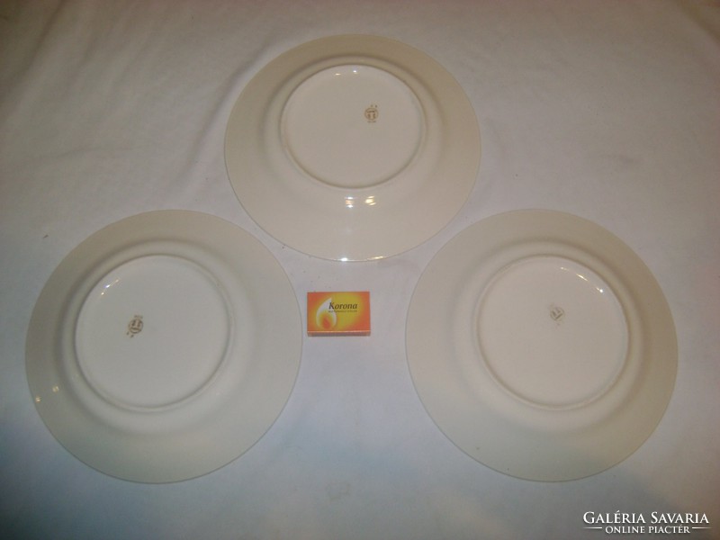 Három darab népi motívumos lapos tányér