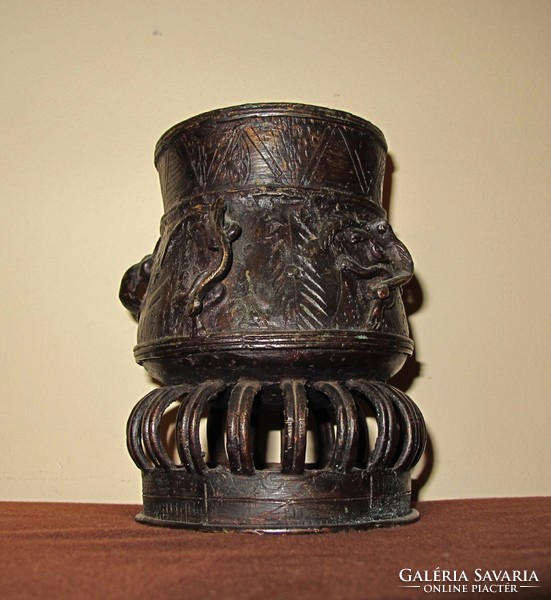 ​Ghánai bronz áldozati edény. 