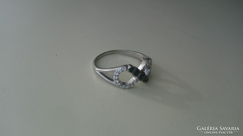 Ezüst gyűrű fekete és fehér cirkonkövekkel diszitve 925 