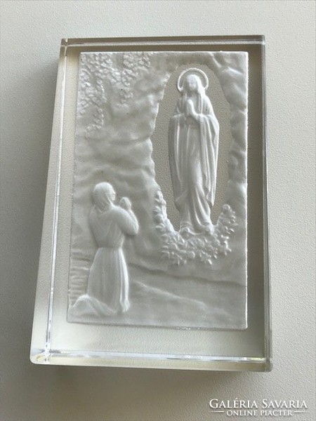 Paperweight from sliced crystal with intaglio Saint Maria pattern
