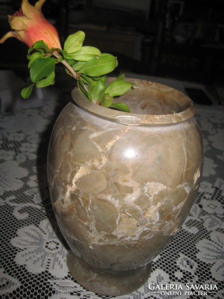 Esztergált , márvány  , asztali  váza , 12 x 18,5 cm