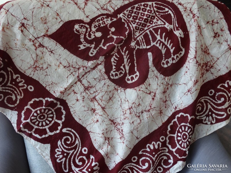Selyemkendő Indiából batikolt elefánt és virág mintával, 90 x 90 cm