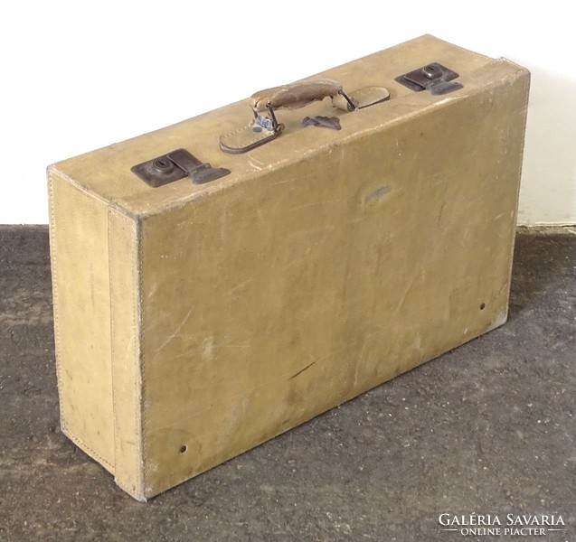 0T491 Régi vajszínű piperés bőrönd 36 x 60 cm BŐR