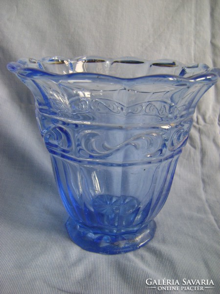 Swedish kosta glass vase, dreamlike workmanship, marked heavy piece