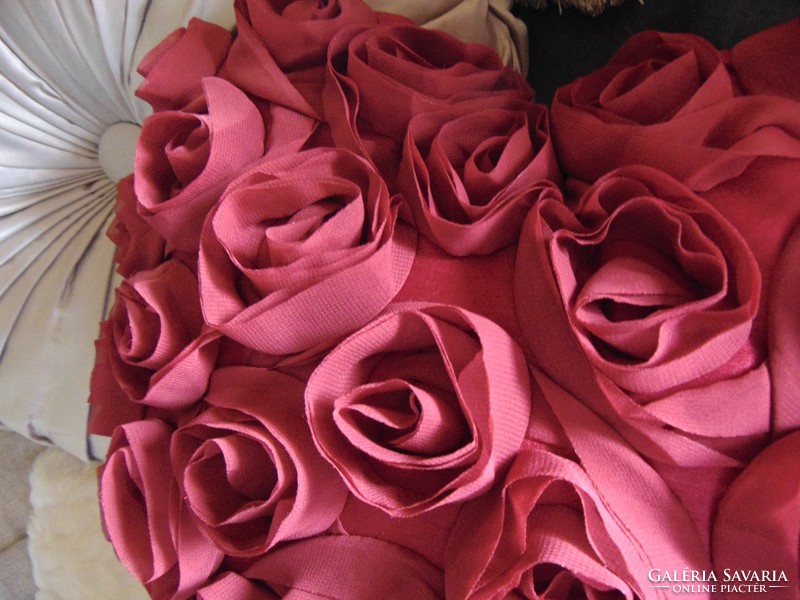 Szív alakú csupa rózsa virágpárna díszpárna