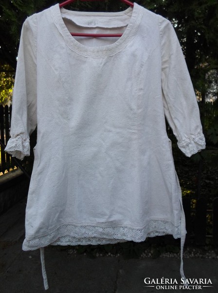 Linen women's blouse with lace (s)