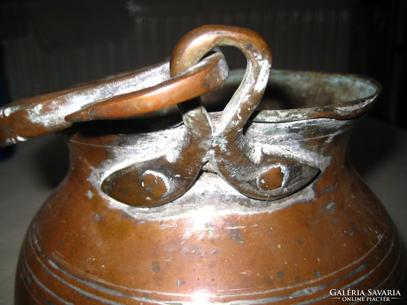 Régi , patinás vörösréz  , boszniából származó   teafőző kanna , a fogója is tömör réz