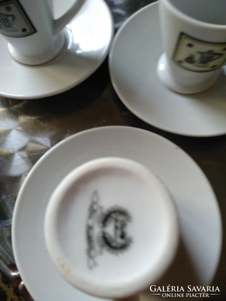 Porcelán kávéscsészék, alátét-tányérral