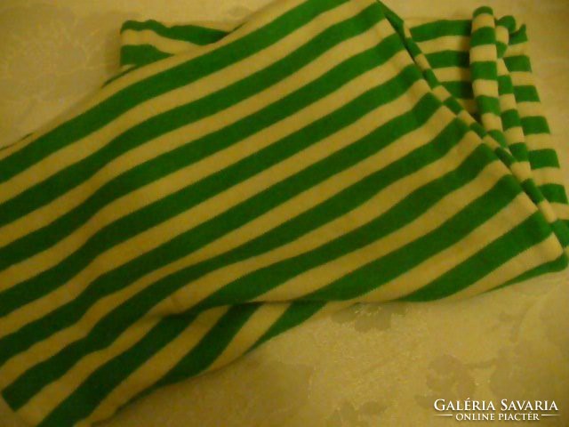 Zöld, fehér csíkos női sál