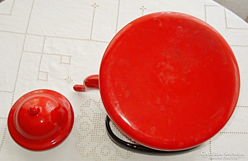 Hagyományos cseresznyepiros, zománcozott vas, vízforraló v. teás kanna (1960-1970)