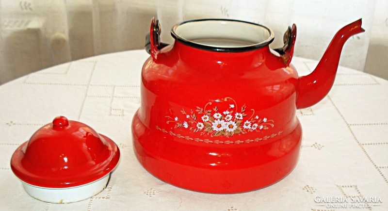 Hagyományos cseresznyepiros, zománcozott vas, vízforraló v. teás kanna (1960-1970)
