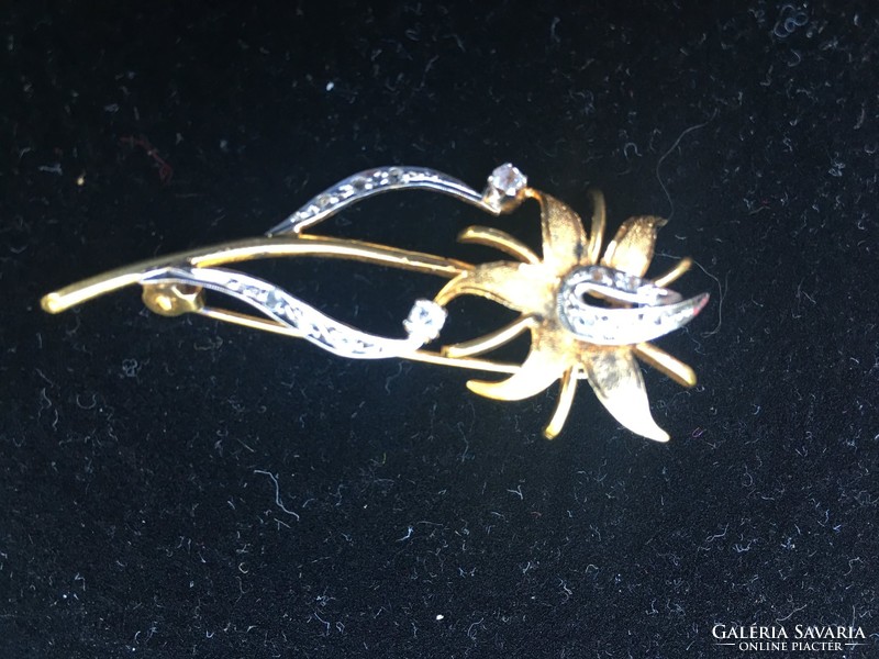 Aranyozott ezüst virág kitűző-fémjelzett