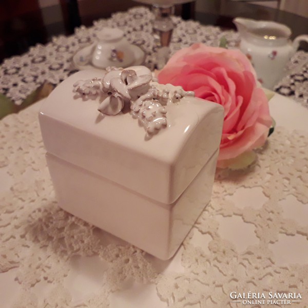 Small ceramic jewelry box