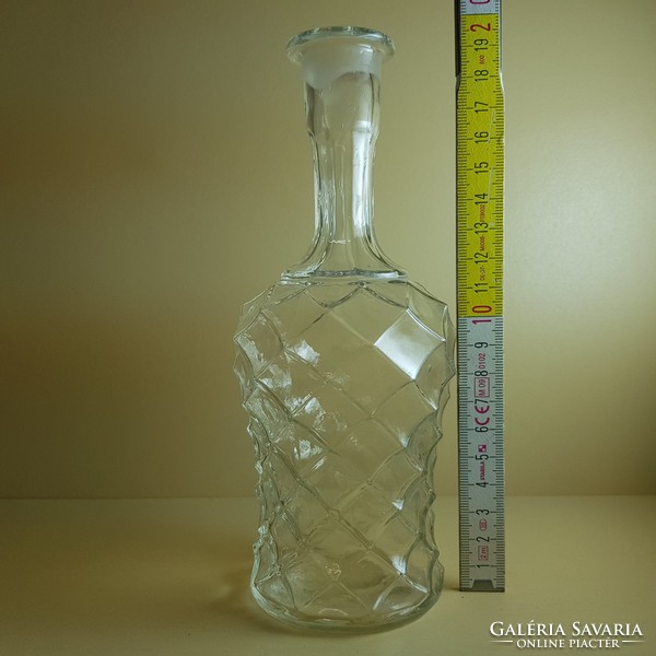 Formába fújt, rombuszmintás kínálóüveg (485)