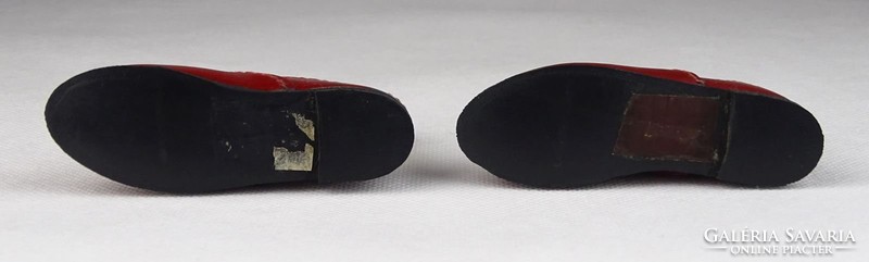 0T887 Régi mestermunka bőrdíszműves kiscipő