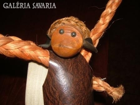 Kézműves majom, fából, bőrből, textilből…