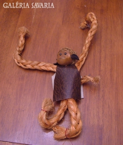 Kézműves majom, fából, bőrből, textilből…