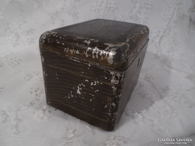 Box - metal - 13 x 9 x 9 cm - antique - divided - no key