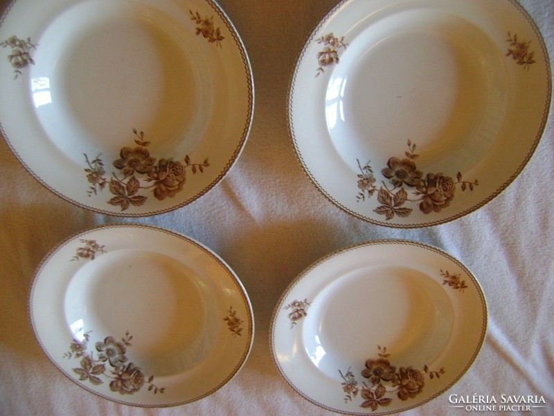 CCA 1850-1898 böl származó majolika tányérok 4 db nagyméretű kézzel festett.