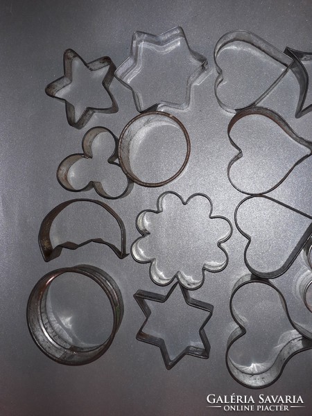 18 pieces for only that much!!! Cookie cookie cutter, figural confectioner's tool