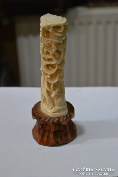 Kínai csont figura fa talpon