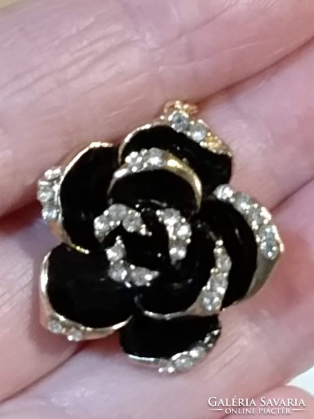 18K gold-plated (gp) black rose pendant with chain