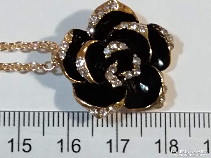 18K aranyozott (GP) fekete rózsa medál lánccal