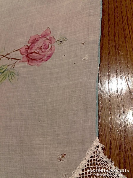 Antik, nagyon szép rózsás muszlin terítő csipke sarkokkal   67 x  67 cm