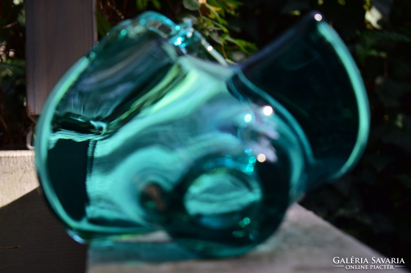 Tengerkék kézműves üveg asztalközép, kínáló kosár