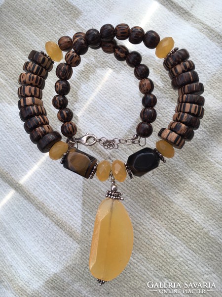 Silver necklace with a honeysuckle necklace, a tiger eye stone and a wooden bead