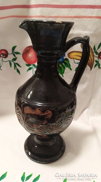Népi kerámia közte egy korondi váza, vegyes minőségben (a kupának leesik a fedele)