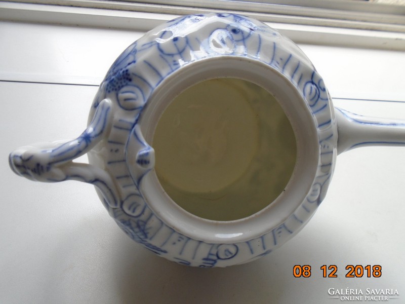 Embossed with rococo patterns, museum, with a version of the blue onion from Meissen, tea pourer