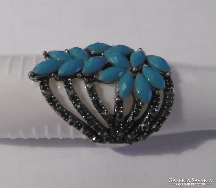 Gyűrű türkiz színű kövekkel
