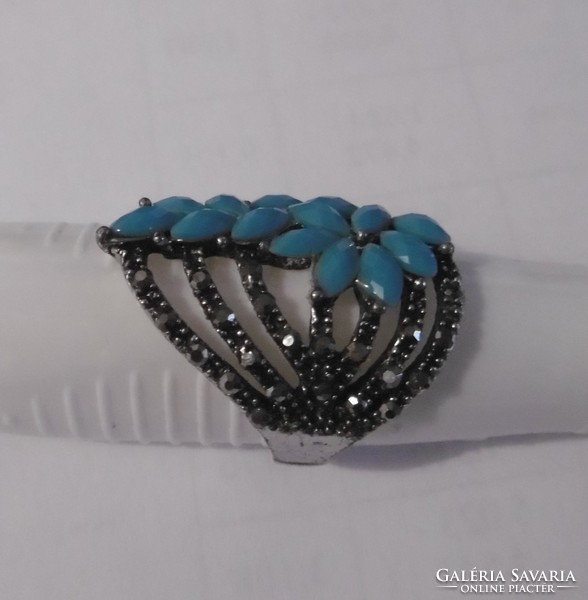 Ring with turquoise stones