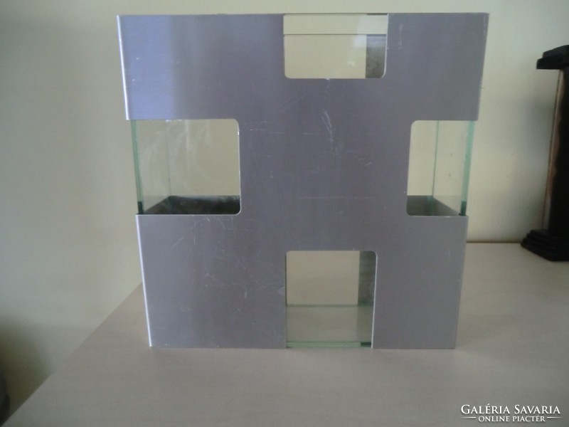 Váza üveg szögletes fém keretben 18x18x6 cm