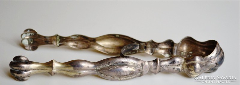 Ezüst cukorfogó antik bécsi  ezüstjellel . Magassága ca. 4,5 cm és hossza ca. 1