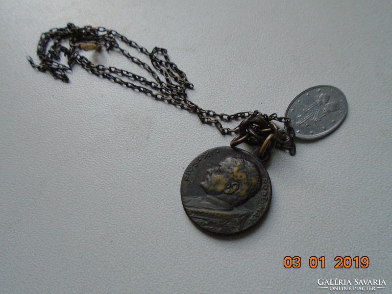 Antique bronze xi.Pope Pius pendant on the back of St. Peter and attached to it a holy Catalin wonderful medal