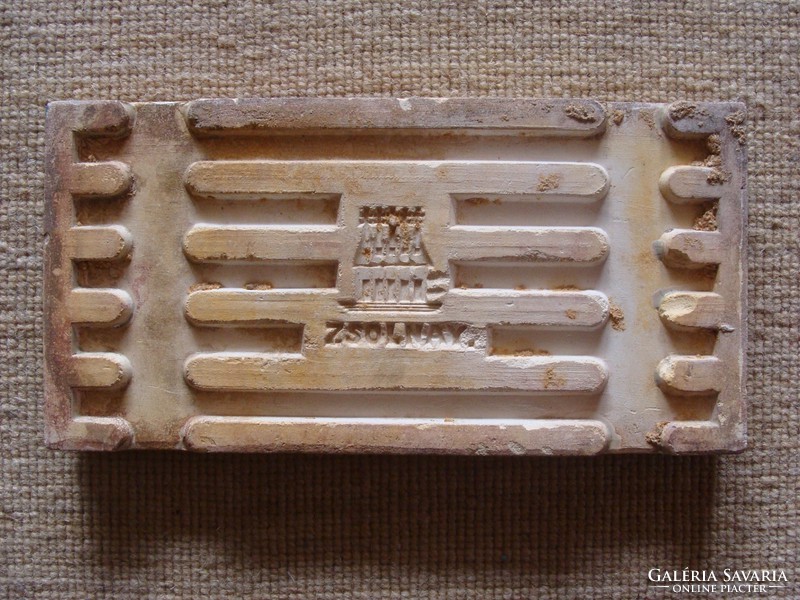 Zsolnay csempe , párdarabjai az iparművészeti múzeum bejárati csarnokát díszítik