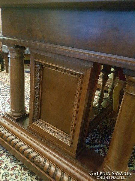 Nagyméretű oszlopos elegáns régi íróasztal