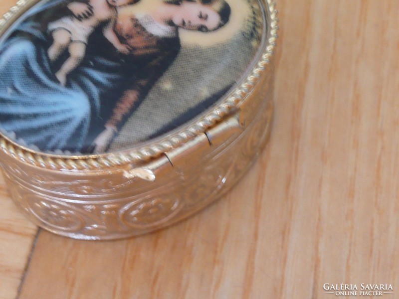 Régi porcelán betétes fém szelence,  Szűz Mária kisded Jézus jelenettel, kegytárgy