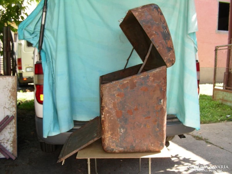 Luggage box for oldtimer vehicles