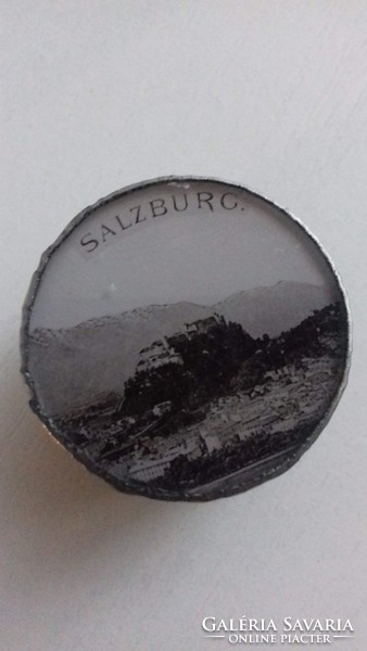Régi ezüst színű  kis szelence dobozka tetején üveg alatt Salburg tájképpel