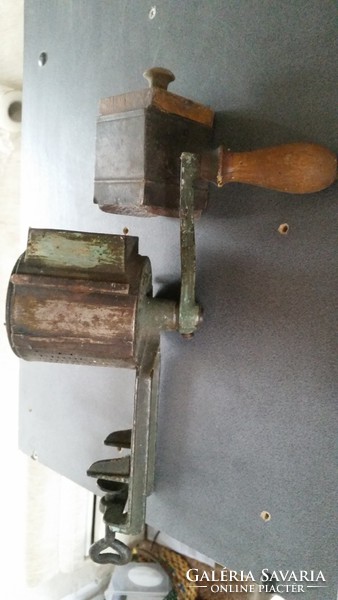 Salgótarján walnut grinder with 2 additional grinder heads for sale!