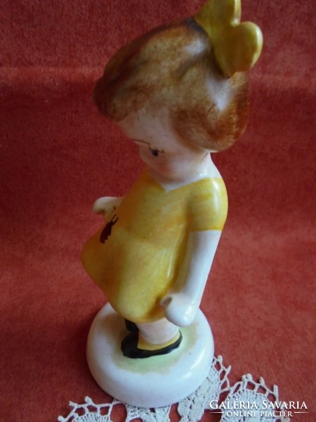 Bodrogkeresztúri sárgaruhás katicás kislány figura