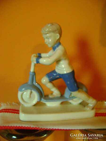 Német porcelán kisfiú figura hibátlan  különleges retro  darab 