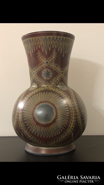 Zsolnay circle stamp vase from 1900.