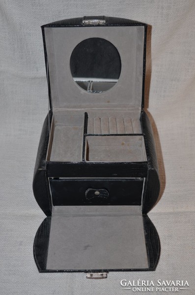Ékszertartó kis bőrönd  ( DBZ 00108 )